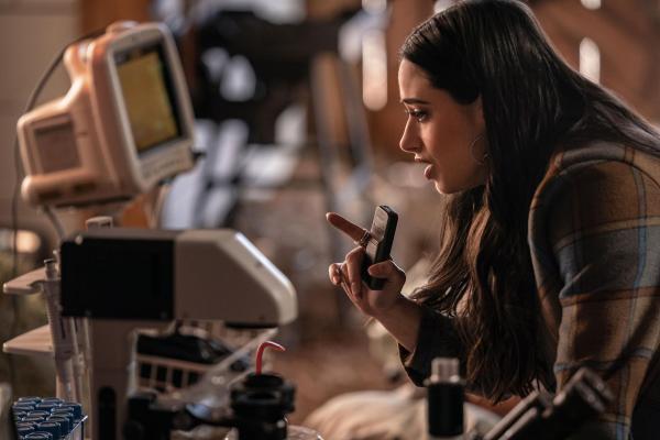 Bild 1 von 4: Liz Ortecho (Jeanine Mason)