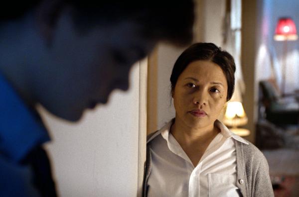 Bild 1 von 3: Cherie (Lucy Ordenacion) lernt Milo (Mahé Laridan), den jungen Sohn der Familie, kennen.