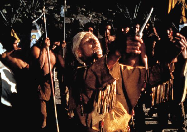 Bild 1 von 5: Buffalo Cow Head (Judith Anderson, Mitte), die Mutter des Sioux-Häuptlings - hier bei einer Zeremonie - hat den Gefangenen Engländer Lord Morgan als Arbeitssklaven geschenkt bekommen, nennt ihn \