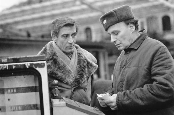 Bild 1 von 5: möglicherweise auch Gellner verstrickt ist. - Hannjo Hasse (Kerber, re.) und Jürgen Frohriep (Oberleutnant Hübner, li.)