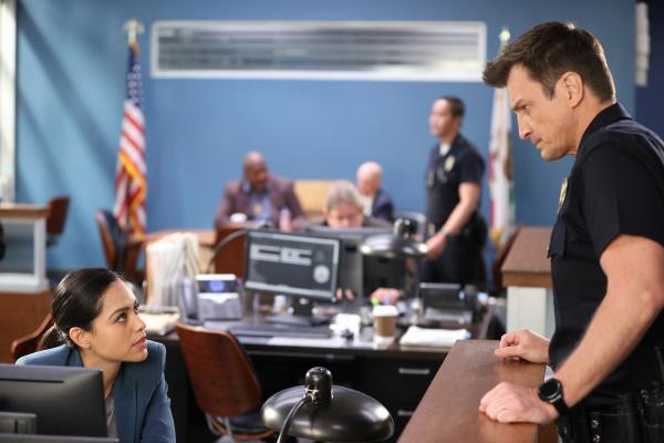 Bild 1 von 3: Nolan (Nathan Fillion) soll Lopez (Alyssa Diaz) bei ihrem Fall unterstützen. Was eigentlich nach einem Routineeinsatz klingt, entwickelt sich schnell zu einer Katastrophe.