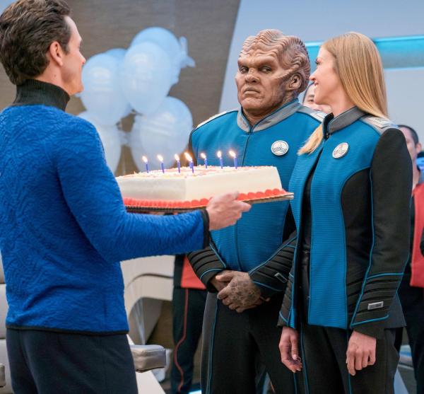 Bild 1 von 27: Im Bild: Peter Macon (Lt. Cmdr. Bortus), Adrianne Palicki (Cmdr. Kelly Grayson).