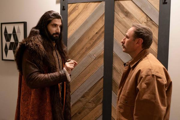 Bild 1 von 6: Nandor (Kayvan Novak, l.); Bran (Randy Sklar, r.)