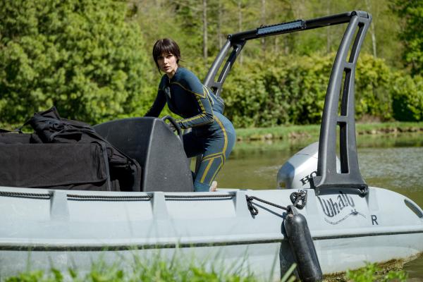 Bild 1 von 7: Tamara (Camille Lou) setzt ihre Flucht von Dalemberts Anwesen in einem Boot fort.