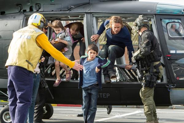 Bild 1 von 22: Left to right: Sterling Jerins is Constance Lane, Mireille Enos is Karin Lane, Fabrizio Zacharee Guido is Tomas, and Brad Pitt is Gerry Lane in WORLD WAR Z, from Paramount Pictures and Skydance Productions in association with Hemisphere Media Capital and GK Films.WWZ-03132R