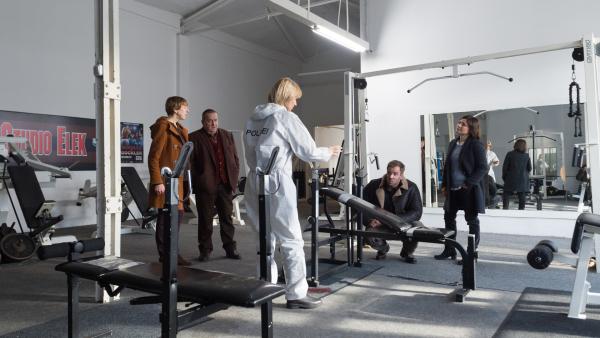 Bild 1 von 10: Doch dann findet Roswitha Prinzler (Silke Matthias, M.) nach intensiver Arbeit am Tatort entscheidende Beweise, die die Ermittlungen komplett in Frage stellen. Wird die SOKO (Katharina Blaschke, l., Udo Kroschwald, 2.v.l., Dominic Boeer, 2.v.r., Claudia Schmutzler, r.) nun den wahren Täter finden?
