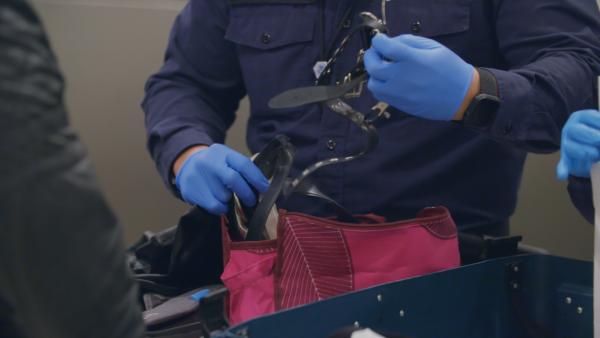Bild 1 von 6: Officer Rimola finds intimate items/toys in the passenger's bag. (National Geographic/Lucky 8 TV)