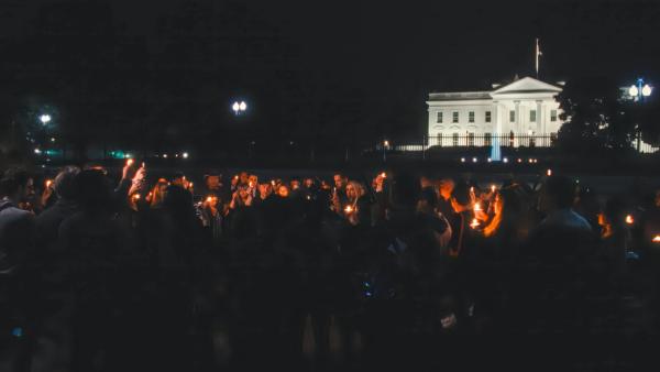 Bild 1 von 5: Mahnwache für die Opfer vor dem Weißen Haus: Durch die brutalen Methoden in den Internaten kommt es immer wieder zu Todesfällen.
