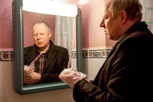 Bild 1 von 16: Im Bild: Kommissar Borowski (Axel Milberg) hat eine Ahnung und untersucht die Zahnbürste des Opfers.