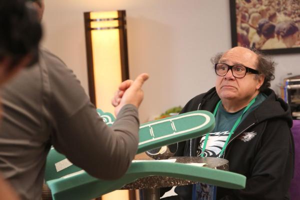 Bild 1 von 8: Frank Reynolds (Danny DeVito, r.)