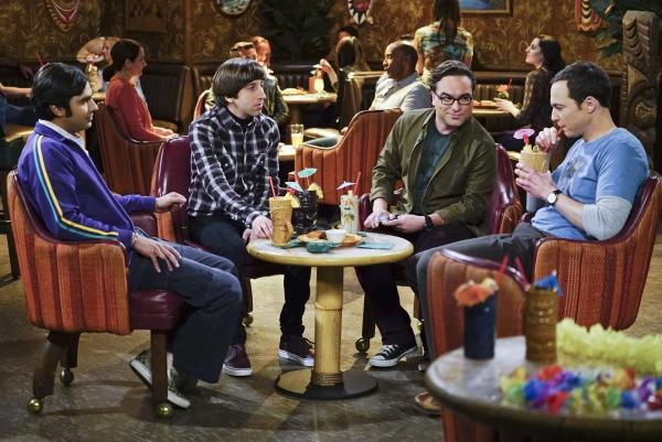 Bild 1 von 13: Howard (Simon Helberg, 2.v.l.), Leonard (Johnny Galecki, 2.v.r.), Raj (Kunal Nayyar, l.) und Sheldon (Jim Parson, r.) stoßen auf Bernadettes Schwangerschaft an ...