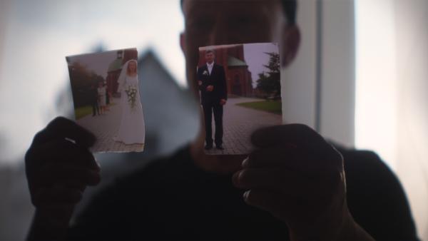 Bild 1 von 3: Ein Mann findet ein zerrissenes Hochzeitsfoto im Haus von Manfred G. Es zeigt die vermisste Dorota G., die seit 2016 verschwunden ist.