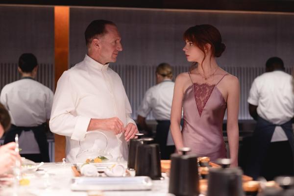 Bild 1 von 12: Im Bild: Ralph Fiennes (Chef Slowik), Anya Taylor-Joy (Margot).