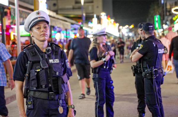 Bild 1 von 3: Polizistin Laura Türk (li.) aus Köln im Streifendienst mit der Policia National auf Mallorca