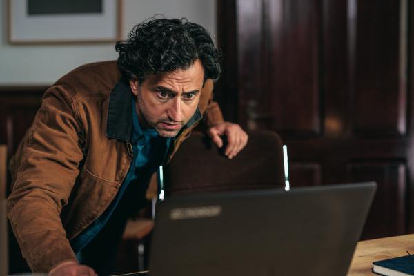 Bild 1 von 15: Deniz (Serkan Kaya) macht sich immer mehr Sorgen um Elena.