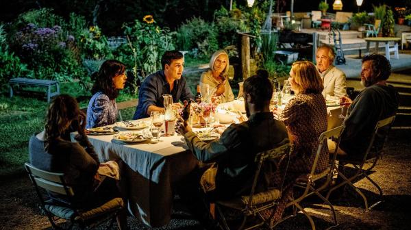 Bild 1 von 24: Im Bild: Am Festtisch mündet die Party in diversen Auseinandersetzungen (v.l.n.r.): Leonie (Carolin Garnier), Djamila (Daniela Golpashin), Philippe (François Smesny), Brigitte (Eleonore Weisgerber), Max (Emanuel Fitz), Sophie (Aglaia Szyszkowitz), Barthl (Friedrich von Thun) und Felix (Hans-Jochen Wagner).