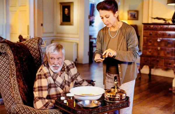 Bild 1 von 10: Im Bild: Mary Norton (Daniela Ziegler) sorgt sich sehr um ihren kranken Bruder (Dietmar Schönherr). Lord Kerrymore hasst Ärzte und lässt nicht zu, dass seine Schwestern den Arzt für ihn holt.