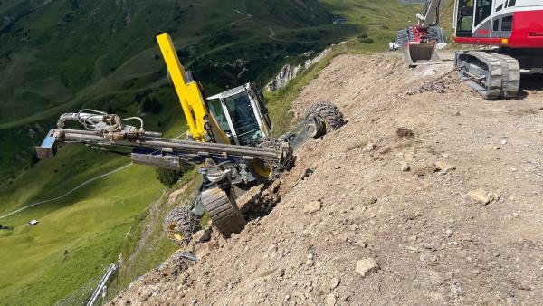 Bild 1 von 2: Der Schreitbagger kann an steilen Hängen operieren.