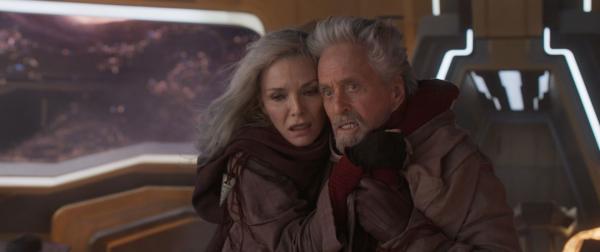 Bild 1 von 8: Janet Van Dyne (Michelle Pfeiffer, l.); Janet Van Dyne (Michael Douglas, r.)