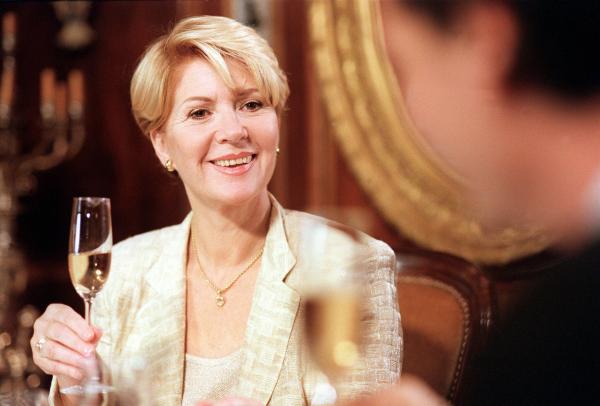 Bild 1 von 8: Im Bild: Im Sacher wird gefeiert (Christiane Hörbiger).