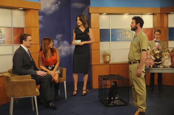 Bild 1 von 50: Die Sendung verläuft anderes als geplant: Marshall (Jason Segel, l.), Lily (Alyson Hannigan, 2.v.l.), Robin (Cobie Smulders, M.), Zoowärter (John Dore, 2.v.r.) und Simon (Collin Christopher, r.) ...