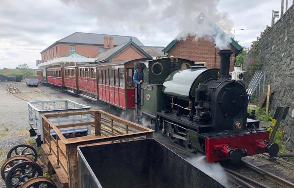 Bild 1 von 2: Die Satteltanklok Eduard Thomas gehört der Talyllyn Railway und fährt in Tywyn ab. Die Schmalspurbahn wurde ursprünglich gebaut, um Schiefer aus den Bergen an die Küste zu transportieren.