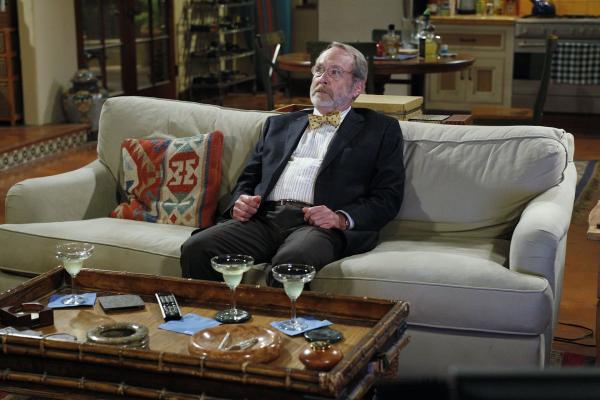 Bild 1 von 20: Charlie und Alan laden Charlies drogensüchtigen Apotheker Russell (Martin Mull) zum Abendessen ein, um ihre Mutter mit ihm zu verkuppeln. Doch ob das klappt?