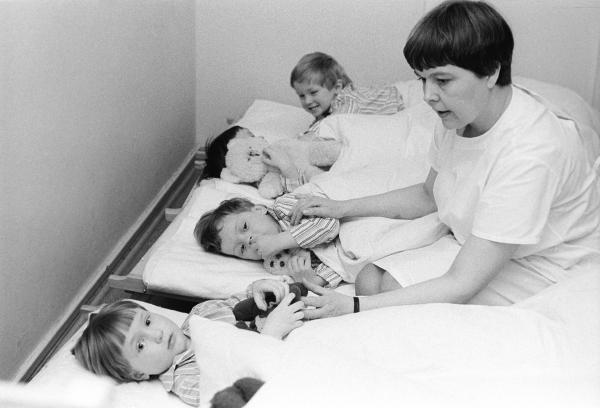 Bild 1 von 4: In Wochenkrippen wähnen viele Eltern ihre Kinder gut aufgehoben. Schon zu DDR-Zeiten attestieren Studien manchen Kindern Entwicklungsstörungen. Doch davon erfahren die Eltern nichts.