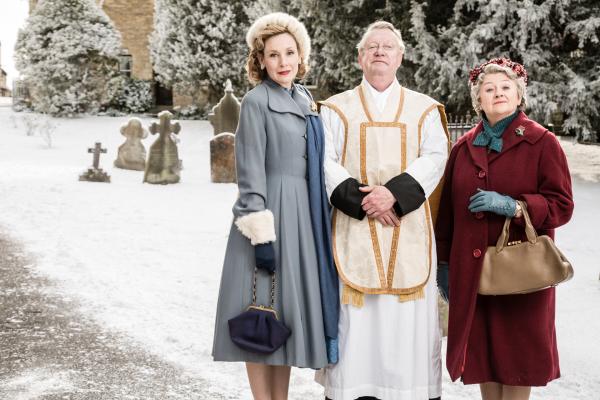 Bild 1 von 5: Auch während der Weihnachtszeit müssen Lady Felicia (Nancy Carroll, l.), Father Brown (Mark Williams, m.) und Mrs. McCarthy (Sorcha Cusack, l.) Detektive spielen, denn ein Kind ist verschwunden.
