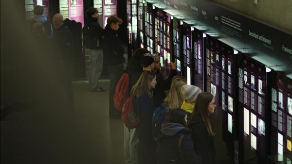 Bild 1 von 10: Eine Schulklasse auf einer Führung in der KZ-Gedenkstätte Flossenbürg.