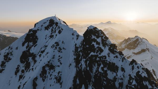 Bild 1 von 10: Bergpanorama im Sonnenaufgang bei Dreharbeiten im während Servus TV's BGW Bergwinter Südtirol, Weißkugel, Vinschgau, Südtirol, Italien am 12.06.2025.
