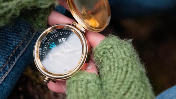 Bild 1 von 3: Luca versucht, sich mithilfe eines Kompasses zu orientieren.