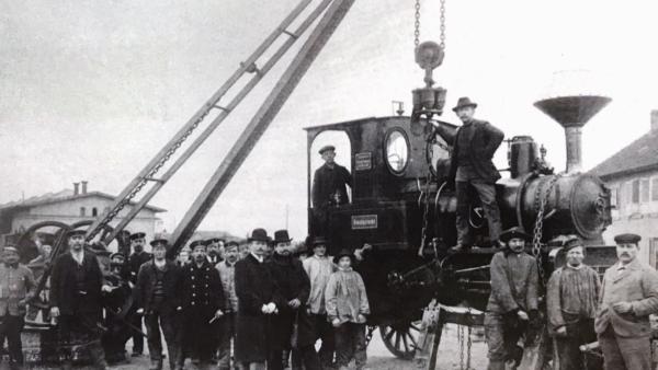 Bild 1 von 3: Für den Wiederaufbau, der von 1901 bis 1908 dauerte, wurden modernste Techniken verwendet. Extra auf dem Berg verlegte Zuggleise ermöglichten den Transport des schweren Baumaterials.