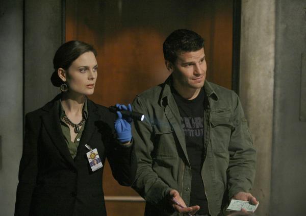 Bild 1 von 12: Dr. Brennan (Emily Deschanel, l.); Booth (David Boreanaz, r.)