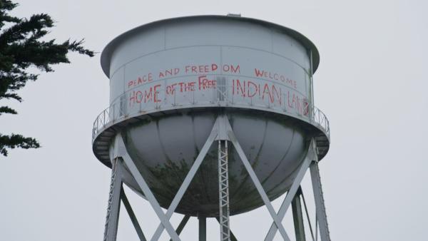 Bild 1 von 3: Der Wasserturm von Alcatraz trägt noch immer die Schriftzüge aus den 1970er Jahren, als die \