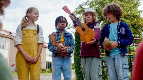 Bild 1 von 1: Im Bild (v.li.): Juliëtte van de Weerdt (Julia), Lina Jansen (Jet), Boris Vis (Niek), Anaïs Lazakis (Liam).