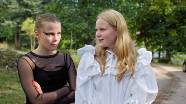 Bild 1 von 2: Lelle (Vilma Marttinen, links) und Lumi (Mai Aalto, rechts) am Besuchstag