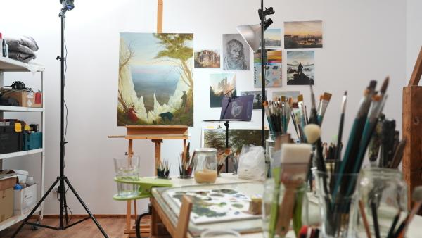 Bild 1 von 3: Das Atelier von Tim Ernst mit der Kopie des Gemälde Kreidefelsen auf Rügen von Caspar David Friedrich