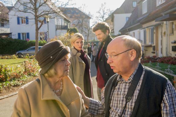 Bild 1 von 5: Martina Seiffert (Astrid M. Fünderich, 2.v.l.) und Jo Stoll (Peter Ketnath, 2.v.r.) sind der Meinung, dass die beiden Nachbarn Dietmar Notz (Hans-Joachim Heist, r.) und Berta Hermann (Dagmar Biener, l.) auf sehr vertrautem Fuß miteinander stehen. Nur gegenüber der SOKO sind sie wenig auskunftsfreudig.