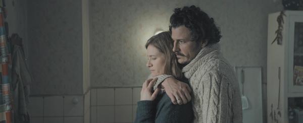 Bild 1 von 11: Im Bild: Julia Jentsch (Helene), Manuel Rubey (Jakob).