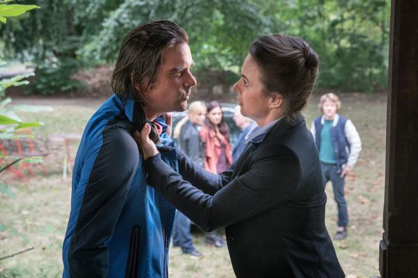 Bild 1 von 5: Thomas Wolf (Patrick Rapold, l.); Carola Peters (Annika Kuhl, r.)