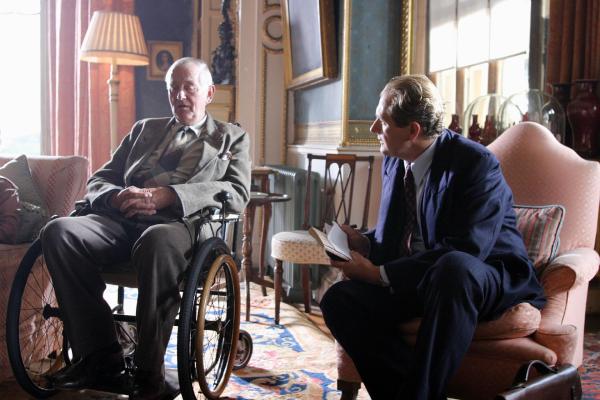 Bild 1 von 1: Im Bild (v.li.): Benjamin Whitrow (Timothy Abernethie), Robert Bathurst (Gilbert Entwhistle).