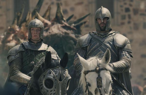 Bild 1 von 8: Ser Gawan Hohenturm (Freddie Fox, l.); Ser Kriston Kraut (Fabien Frankel, r.)