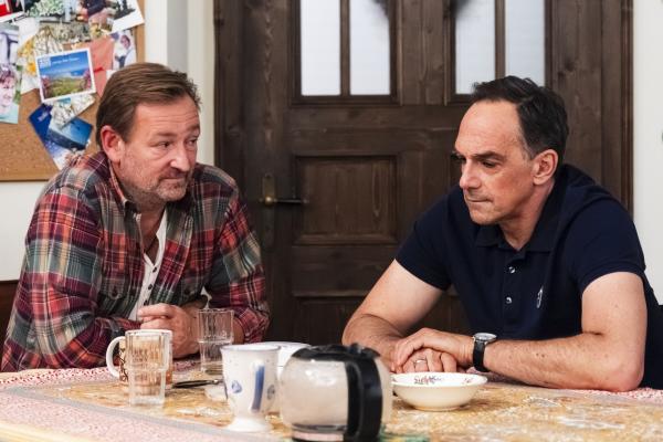 Bild 1 von 8: Gregor (Holger Matthias Wilhelm, links) findet vor Mike (Harry Blank, rechts) eine Ausrede, warum er den Tandem-Fallschirmsprung nicht machen kann.