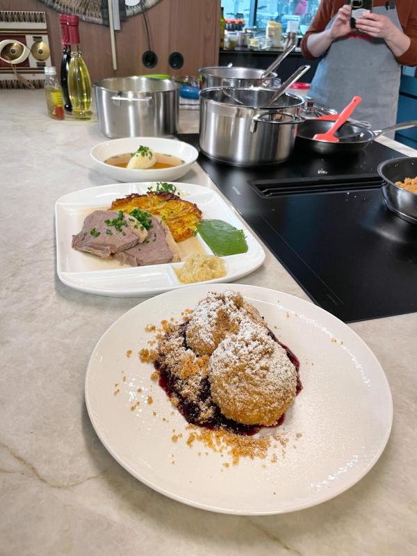 Bild 1 von 6: Im Bild: Auf dem Programm stehen flaumige Grießnockerl, ein butterzarter Tafelspitz mit Erdäpfelrösti und Spinat sowie Topfenknödel mit Röster.