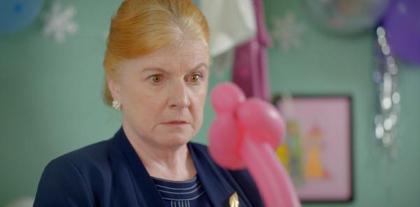 Bild 1 von 3: Als gäbe es nicht schon genug Stress, taucht auch noch Stiefmutter Gloria (Felicity Montagu) auf und versucht, die Gestaltung der Geburtstagsfeier ihrer Enkelin an sich zu reißen.