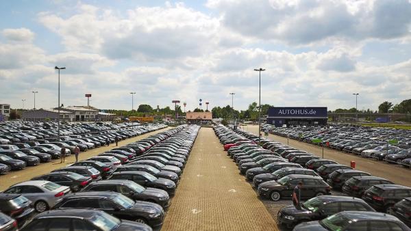 Bild 1 von 3: Hier werden Kunden mit Autos zu Tiefstpreisen gelockt.