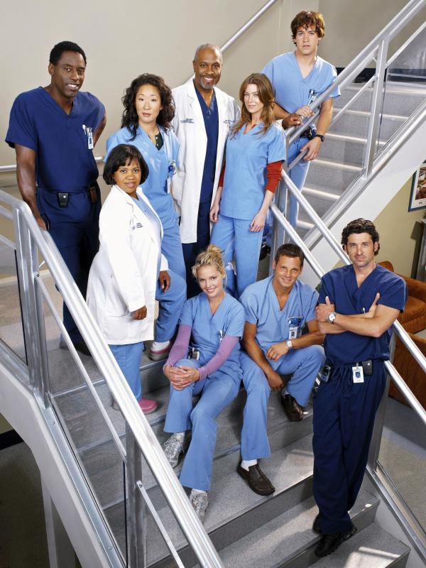 Bild 1 von 50: (2. Staffel) - Gemeinsam machen sie sich daran, den unberechenbaren Krankenhausalltag zu meistern: (v.l.n.r.) Dr. Preston Burke (Isaiah Washington), Dr. Miranda Bailey (Chandra Wilson), Dr. Cristina Yang (Sandra Oh), Dr. Richard Webber (James Pickens, Jr.), Dr. Isobel 'Izzie' Stevens (Katherine Heigl), Dr. Meredith Grey (Ellen Pompeo), Dr. Alex Karev (Justin Chambers), Dr. George O'Malley (T.R. Knight) und Dr. Derek Shepherd (Patrick Dempsey) ....