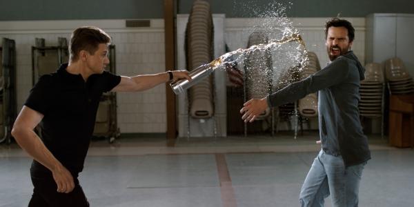 Bild 1 von 10: Jerry Pierce (Jeremy Renner, l.); Randy \