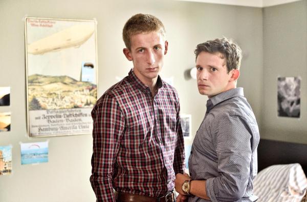 Bild 1 von 1: Im Bild: Wissen die Schüler Maximilian (Lorenzo Nedis Walcher, l.) und Joris (Thimo Meitner, r.) mehr über das Verschwinden ihres Mitschülers, als sie zugeben?